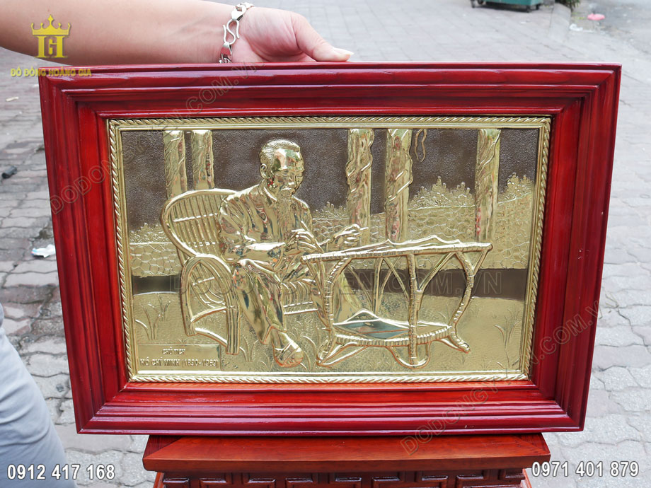 Bức tranh B&aacute;c Hồ ngồi ghế m&acirc;y viết k&yacute; sự l&agrave; sản phẩm đẹp, được y&ecirc;u th&iacute;ch